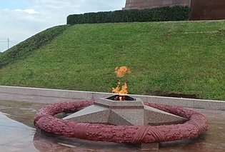 У Мемориала «Солдат и матрос» вновь зажегся Вечный огонь
