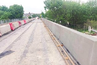 Дорожное покрытие моста на подъезде к Любимовке обновят до начала курортного сезона
