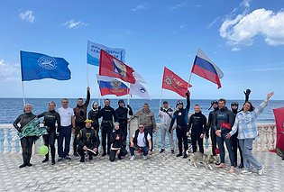 В Севастополе фридайверы и подводные охотники совершили заплыв в Черном море ко Дню Победы